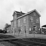 152993 Gezicht op de perronzijde van het N.S.-station Aalten te Aalten.